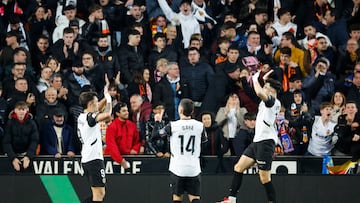 VALENCIA, 19/01/2025.- El delantero del Valencia Hugo Duro (i) celebra con sus compañeros tras marcar ante la Real Sociedad, durante el partido de la jornada 20 de LaLiga EA Sports que Valencia CF y Real Sociedad disputan este domingo en el estadio de Mestalla. EFE/Ana Escobar