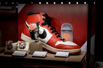 La próxima subasta de Sotheby’s se llama Players Only (Sólo Jugadores) donde se podrá pujar por 13 modelos de zapatillas de icónicos jugadores de baloncesto: Kareem, Ewing, Curry, Pippen... Entre ellas estará la de la foto, una Air Jordan de 1984 que usó el mítico escolta en su año de debut en la NBA. El precio de salida, 136.000 euros.