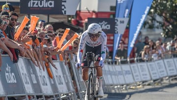 BILBAO, 06/04/2026.- El ciclista mexicano del UAE Isaac del Toro cruza la línea de meta de la primera etapa de la 65 edición de la Itzulia Basque Country (Vuelta al País Vasco), una contrarreloj individual de 13,9 kilómetros disputada este lunes en Bilbao. EFE/Javier Zorrilla