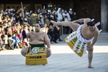 El gran campeón de sumo Hakuho Sho interpreta el "dohyo-iri" o ceremonia de ingreso al ring, durante el ritual de Año Nuevo en el santuario Meiji en Tokio (Japón). La ceremonia tradicional atrae cada año a miles de personas que no quieren perderse la lucha entre los dos campeones de sumo de Japón, conocidos como yokozuna, considerada como una ofrenda a los dioses sintoístas.