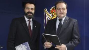 El presidente de la Real Sociedad, Jokin Aperribay (d) , junto al directivo, Ignacio Serrats.