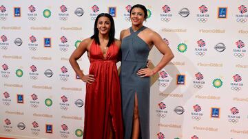 Becky Downie y Ellie Downie posan antes de un evento del equipo olímpico de Reino Unido.