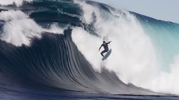 Ned Hart sorteando el escal&oacute;n de la ola gigante y mutante Shipstern Bluff, en Tasmania (Australia), el 26 de marzo del 2023. 