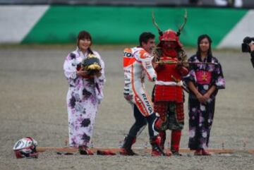 Márquez ganó su segundo mundial en MotoGP (cuarto mundial en total) en el Gran Premio de Japón. En la imagen, Marc Márquez celebra la victoria en Motegi. 