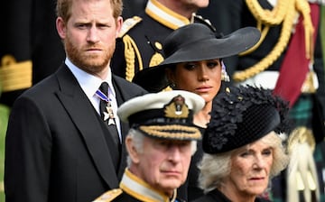 Los duques de Sussex junto con Carlos III y su esposa, Camila. 