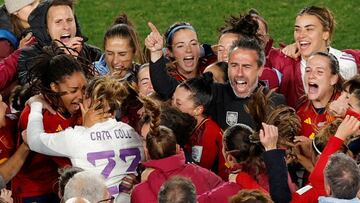 Las jugadoras y Jorge Vilda celebran el pase a la final del Mundial tras derrotar a Suecia.