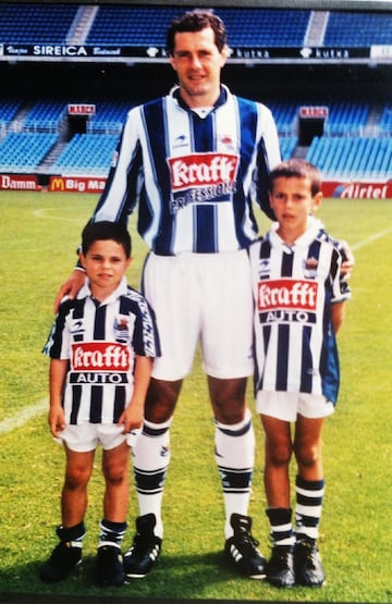 Los pequeños Marco y Luca Sangalli con su tío, Miguel Fuentes