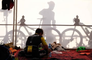 Los participantes descansan en el campamento después del final de la Etapa 3 de la 13ª edición de Titan Desert 2018 entre Alnif y Rissani, en el centro de Marruecos