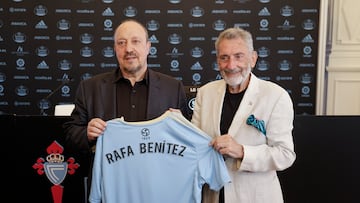 Rafael Benítez, posa con el expresidente del Celta, Carlos Mouriño, durante su presentación como entrenador del equipo vigués.