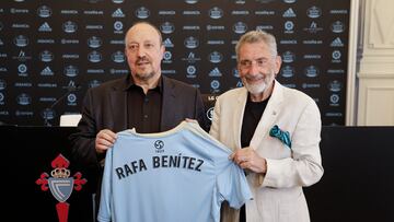 GRAF7643. VIGO, 03/07/2023.- El nuevo entrenador del Celta de Vigo, Rafael Benítez (i), posa con el presidente del club, Carlos Mouriño, durante su presentación este lunes en el Salón Regio de A Sede del club en Vigo. EFE/ Salvador Sas
