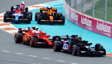 Durante el Gran Premio de Miami 2025, los 20 pilotos de Frmula 1 desfilaron en rplicas a tama?o real de sus monoplazas, construidas con aproximadamente 400.000 piezas de LEGO cada una. Estas versiones elctricas, con neumticos Pirelli reales, alcanzaban hasta 20 km/h y fueron creadas en colaboracin con LEGO. El desfile reemplaz al tradicional camin de presentacin, ofreciendo una experiencia ms creativa, que gener entusiasmo tanto en la pista como entre los espectadores. La iniciativa busca acercar el espectculo de la F1 a los fans.