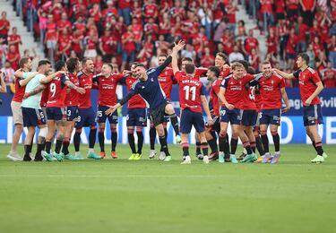 El equipo rojillo cumplió con su obligación ante el Girona y logra la clasificación para la Conference League gracias a la séptima posición. Los jugadores celebraron su clasificación, al final del encuentro en el terreno de juego.
