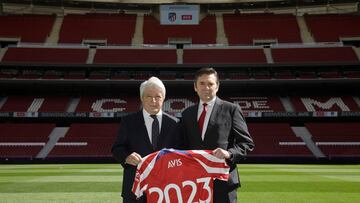 Enrique Cerezo, presidente del Atlético, junto a Francisco Farrás, director general de Avis Budget Group, durante el anuncio del acuerdo de patrocinio en el Metropolitano.