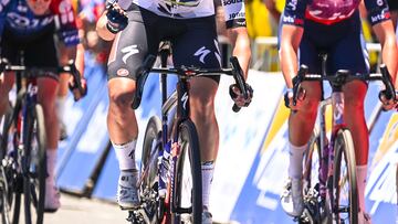 La ciclista neozelandesa Ally Wollaston celebra su victoria en la primera etapa del Santos Tour Down Under Femenino.