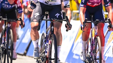 La ciclista neozelandesa Ally Wollaston celebra su victoria en la primera etapa del Santos Tour Down Under Femenino.