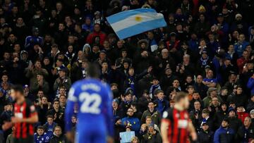 Un aficionado es sancionado tras lanzar un pastel al campo