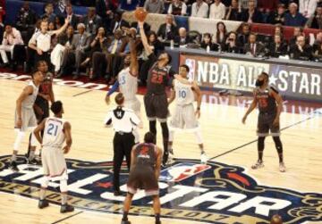 Salto inicial entre LeBron James y Anthony Davis.