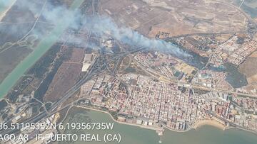 Incendio en la bahía de Cádiz: cortan dos accesos a la ciudad