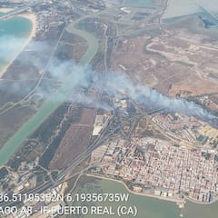Incendio en la bahía de Cádiz: cortan dos accesos a la ciudad