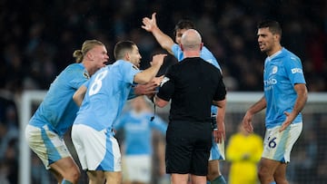 Manchester (United Kingdom), 03/12/2023.- Manchester City players argue with the referee during the English Premier League soccer match between Manchester City and Tottenham Hotspur, in Manchester, Britian, 03 December 2023. (Reino Unido) EFE/EPA/PETER POWELL EDITORIAL USE ONLY. No use with unauthorized audio, video, data, fixture lists, club/league logos, 'live' services or NFTs. Online in-match use limited to 120 images, no video emulation. No use in betting, games or single club/league/player publications.