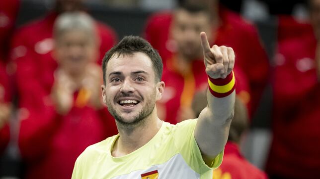 Martínez ejerce de número uno y da a España el primer punto