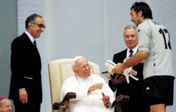En el año 2000, aún como jugador del Parma, Gianluigi Buffon conoció al Papa Juan Pablo II en el Estadio Olímpico de Roma.