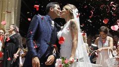 El fallecido futbolista Jos&eacute; Antonio Reyes y su mujer, Noelia L&oacute;pez, bes&aacute;ndose el d&iacute;a de su boda.