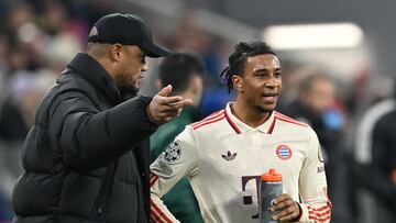Soccer Football - Champions League - Bayern Munich v Slovan Bratislava - Allianz Arena, Munich, Germany - January 29, 2025 Bayern Munich coach Vincent Kompany gives instructions to Bayern Munich's Michael Olise during the match REUTERS/Angelika Warmuth