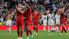 Los jugadores del Madrid celebran el 4-1 del a&ntilde;o pasado al Sevilla, apesadumbrado.