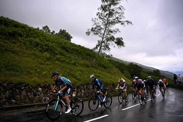 El pelotón durante la etapa16  de la 108 edición de la carrera ciclista del Tour de Francia, 169 km entre Pas De La Case y Saint-Gaudens
