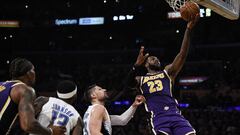 LeBron James anota ante Nikola Vucevic durante el partido entre Los Angeles Lakers y los Orlando Magic.