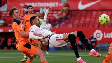 Lato agarra a En Nesyri, que pidió penalti.