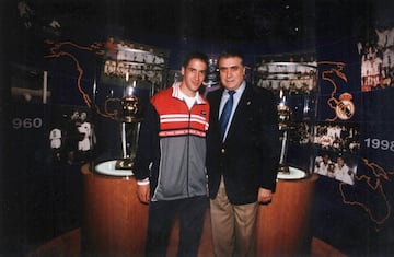 Lorenzo Sanz posando con Raúl en la sala de trofeos del Real Madrid. 