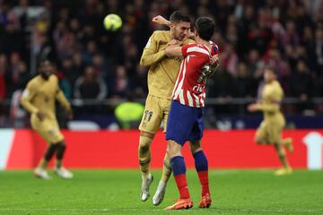 El árbitro Munuera Montero muestra la cartulina roja a ambos jugadores por enzarzarse en una pelea.