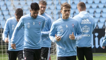 Denis Su&aacute;rez, durante el calentamiento en una sesi&oacute;n de entrenamiento del Celta en Bala&iacute;dos. 