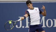 El tenista espa&ntilde;ol Carlos Alcaraz devuelve una bola durante su partido ante Peter Gojowczyk en los octavos de final del US Open en el USTA Billie Jean King National Tennis Center de Nueva York.