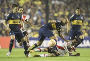 BAS12. BUENOS AIRES (ARGENTINA), 14/05/2015.- El jugador Daniel Díaz (c-arriba) de Boca Juniors disputa el balón con Gonzalo Martínez (abajo) de River Plate hoy, jueves 14 de Mayo de 2015, durante un partido por los octavos de final de la Copa Libertadores, en el estado de Boca Juniors en Buenos Aires (Argentina). EFE/David Fernández