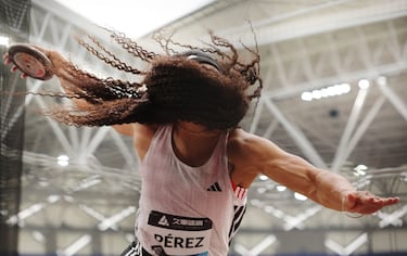 Es sobradamente conocido que el lanzamiento de disco es una disciplina que conlleva mucha complejidad. Durante su participación en la Diamond League disputada en Shanghái (China), la cubana Yaime Pérez quiso subir un peldaño en la escala de dificultad y su voluminosa melena al viento le tapó la visibilidad en el momento culmen del lanzamiento.