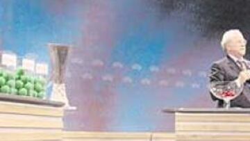 <b>NYON DICTÓ SENTENCIA. </b>El bombo de la UEFA deparó rivales complicados y algunos conocidos para el Sevilla y el Espanyol.