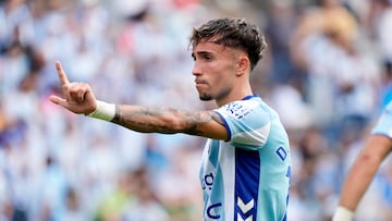 Larrubia tuerce el gesto en un partido.