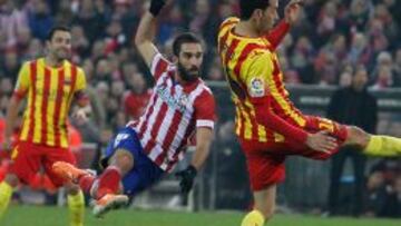 Así remató Arda a puerta, ante la mirada de Xavi y Busquets, en el Calderón el sábado pasado ante el Barça.