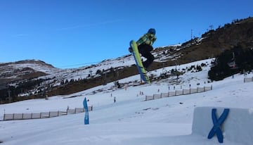 Gardner durante una jornada en la nieve practicando snow.