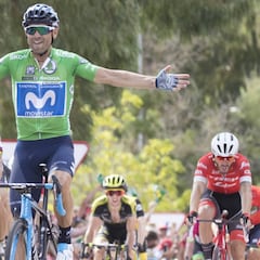El eterno Valverde bate a Sagan sin querer y mira al maillot rojo