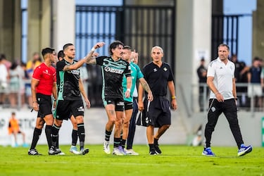 Jugadores del Betis y del Como se enzarzan en una pelea momentos antes del descanso.  En la imagen, Héctor Bellerín.