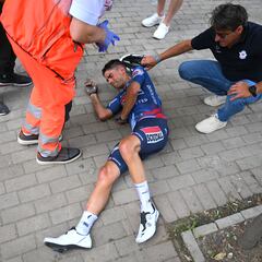 Terrible caída de Landa en la primera etapa del Giro