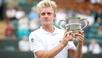 Alejandro Davidovich posa con el trofeo de campeón júnior de Wimbledon 2017.