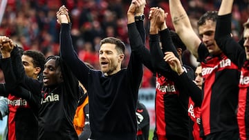 Leverkusen (Germany), 30/03/2024.- Leverkusen's head coach Xabi Alonso (C) and players celebrate after winning the German Bundesliga soccer match between Bayer 04 Leverkusen and TSG Hoffenheim in Leverkusen, Germany, 30 March 2024. (Alemania) EFE/EPA/LEON KUEGELER CONDITIONS - ATTENTION: The DFL regulations prohibit any use of photographs as image sequences and/or quasi-video.
