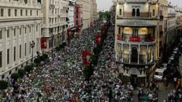<b>IMPRESIONANTE. </b>65.000 béticos llenaron las calles del centro de Sevilla contra Lopera.