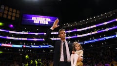 Pau Gasol, con su hija, en el acto de la retirada de su dorsal 16 por Los Angeles Lakers el pasado 7 de marzo.