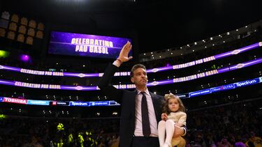 Pau Gasol, con su hija, en el acto de la retirada de su dorsal 16 por Los Angeles Lakers el pasado 7 de marzo.